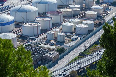 Oil rises on US crude stocks news, Covid-19 remains a concern